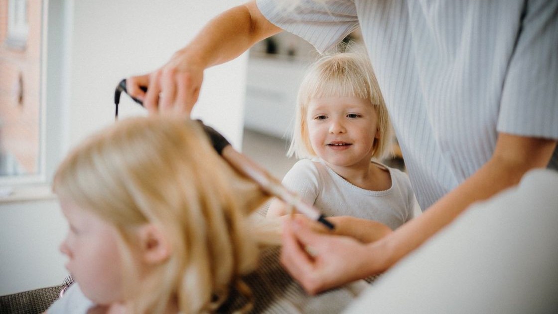 Friseurin schneidet Kind die Haare im Salon Elly's Hairstyle in Emsdetten